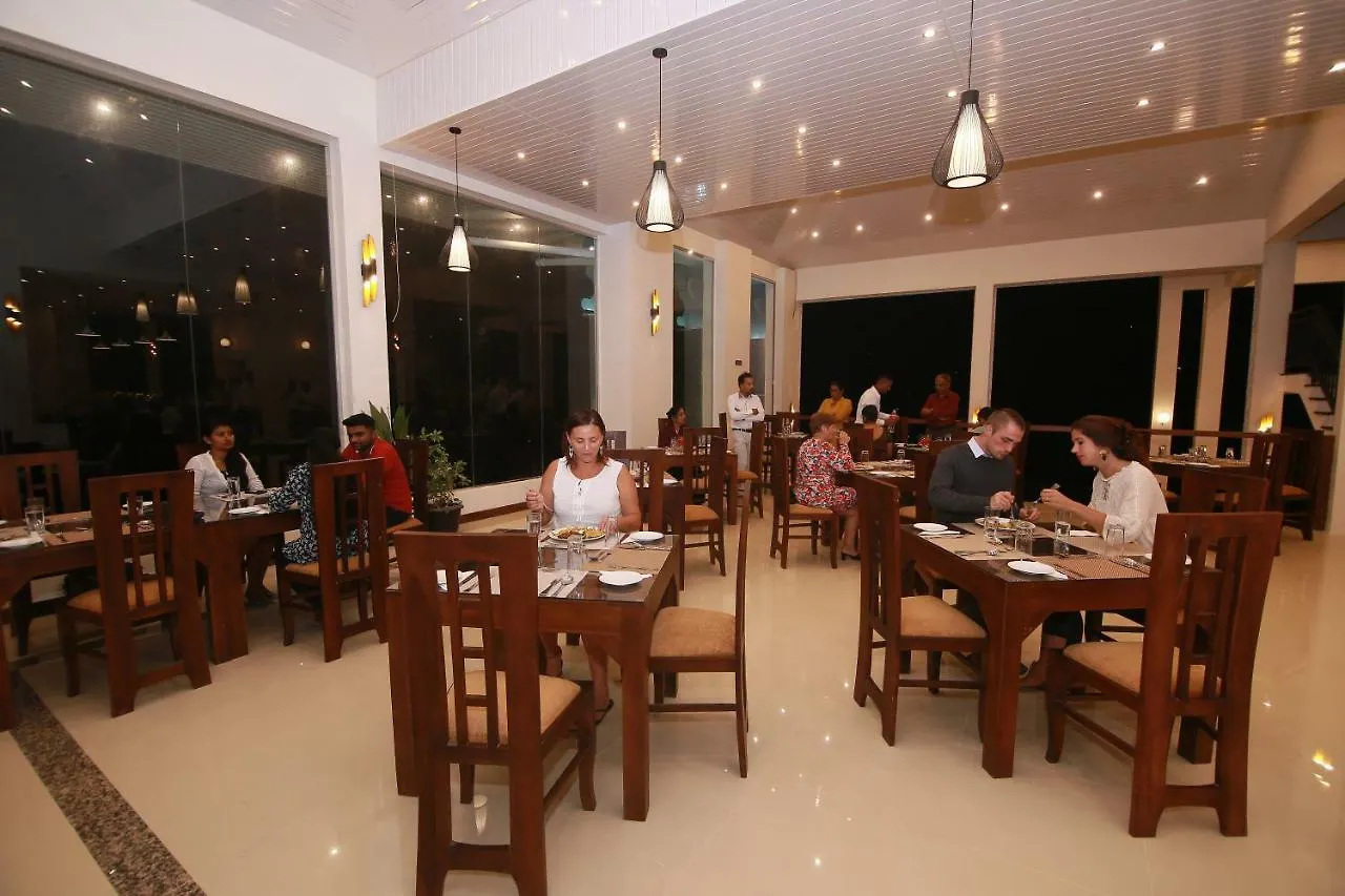 Rivendell Hotel Kandy 4*,